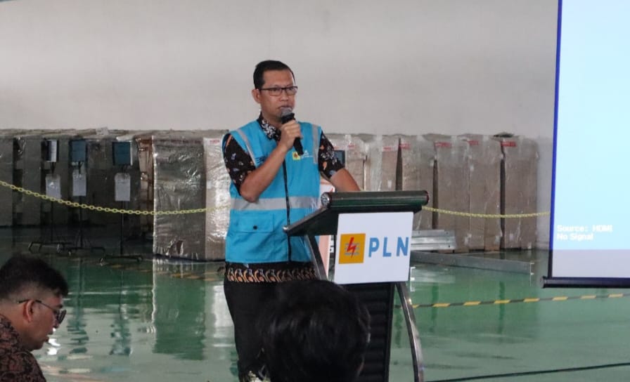 Manager PLN UP3 Medan Utara Edy Saputra memberikan sambutan dalam pelaksanaan refreshment dan upskilling petugas pelayanan Teknik (yantek) batch II di Kampus Yantek Paya Pasir, Sumut, Senin (24/6/2024). (Dok/PLN)