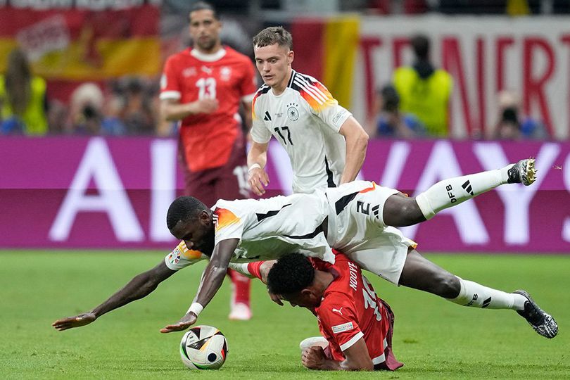 Duel antar pemain di laga Swiss melawan Jerman, Piala Eropa 2024, Senin (24/6/2024) dini hari WIB.