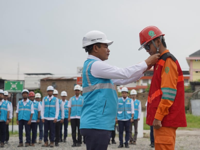 General Manager PLN UID Sumut Saleh Siswanto menyematkan helm dan rompi kepada pasukan elite PDKB dalam bakti PDKB dan gerebek penyulang, Senin (24/6/2024). (Dok/PLN)