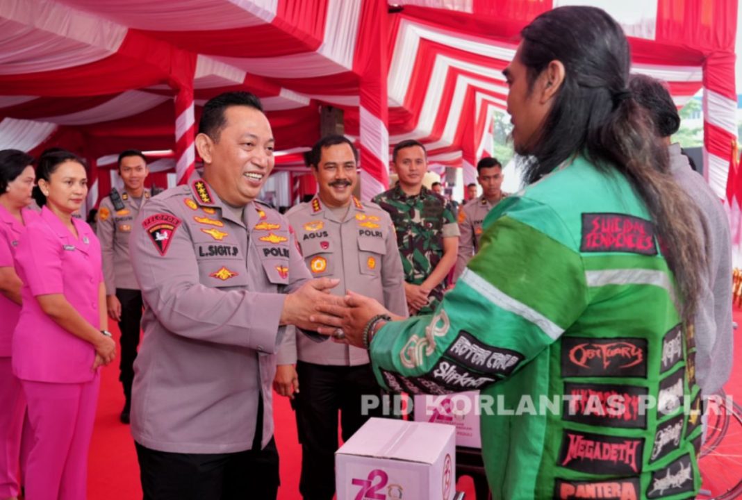 Kapolri Jenderal Polisi Listyo Sigit Prabowo menyerahkan bansos secara simbolis kepada driver ojek online, ibu rumah tangga dan elemen masyarakat lainnya.