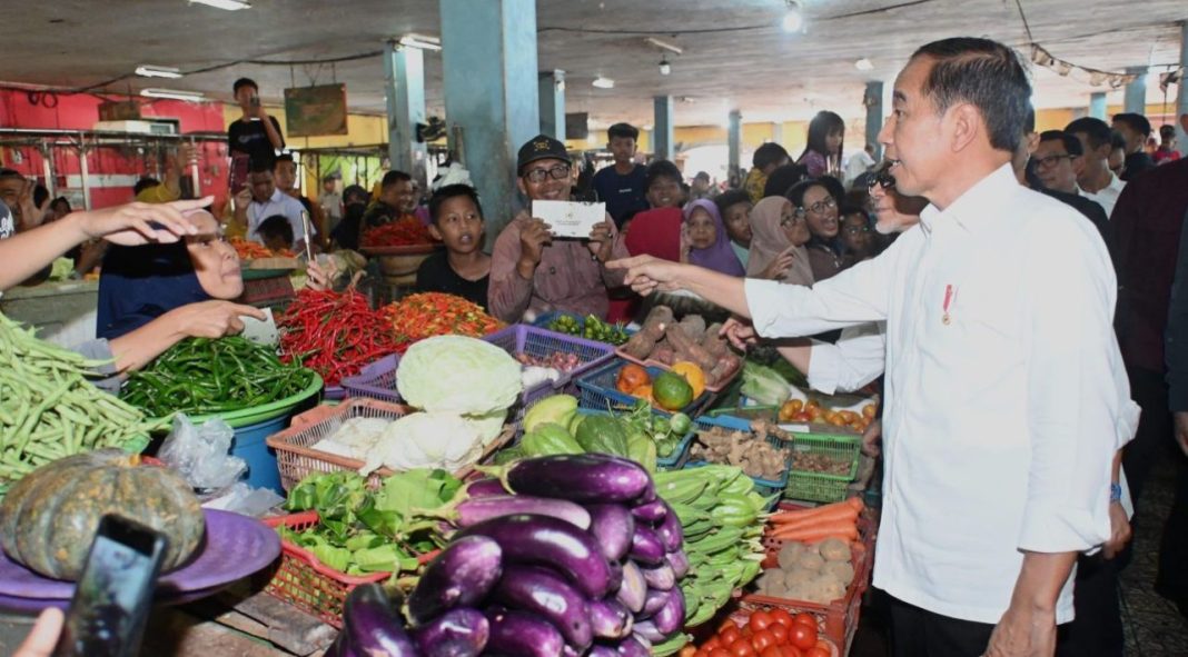 Presiden Jokowi melakukan peninjauan harga di Pasar Pusat Perbelanjaan Mentaya, Kabupaten Kotawaringin Timur, Provinsi Kalteng.
