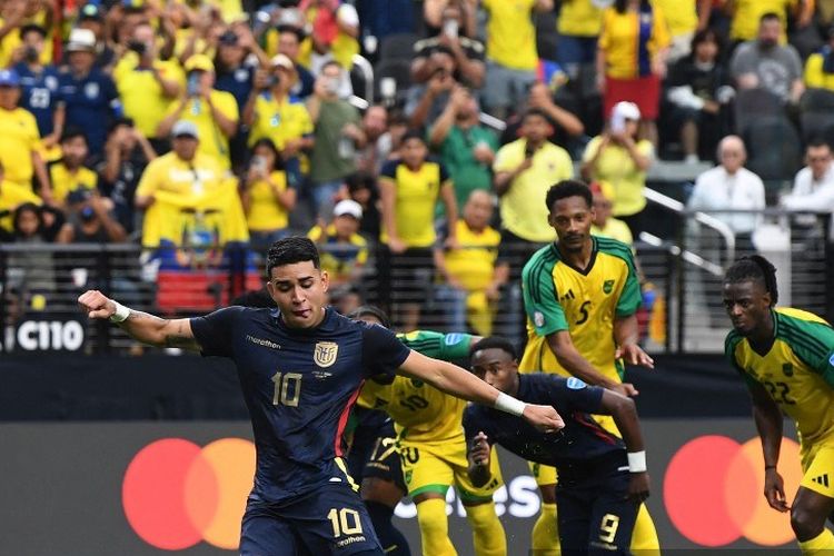 Kendry Paez dari Ekuador melakukan tendangan penalti untuk mencetak gol kedua tim pada pertandingan Grup B CONMEBOL Copa America 2024 antara Ekuador vs Jamaika di Allegiant Stadium, Las Vegas, Nevada, Kamis (27/6/2024) pagi WIB.
