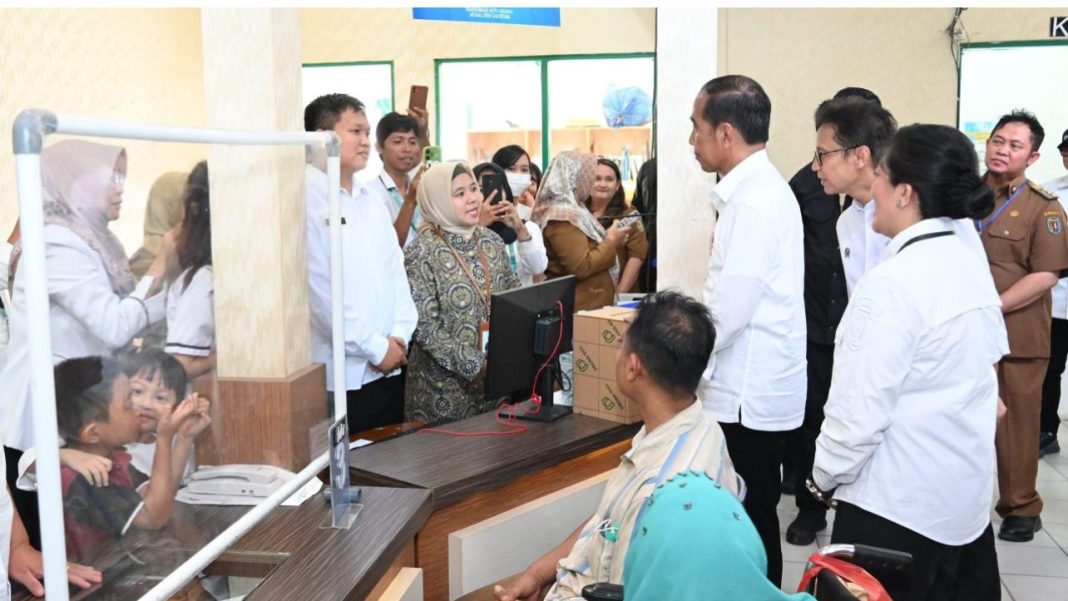 Presiden Jokowi meninjau RSUD Mas Amsyar Kasongan di Kabupaten Katingan, Provinsi Kalteng.