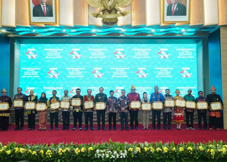 Wamenkes RI Dante Saksono Hartono foto bersama dengan lainnya usai menyerahkan sertifikat eliminasi Malaria kepada 17 kabupaten/kota yang telah bebas dari penyakit ini pada puncak peringatan Hari Malaria Sedunia tahun 2024 di Jakarta, Senin (24/6/2024). (Dok/Sehat Negeriku)