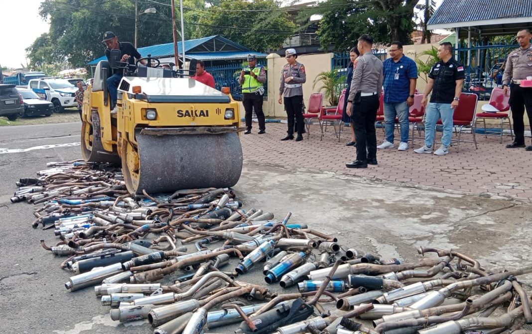 Satlantas Polres Binjai musnahkan ratusan knalpot brong yang digelar di halaman Satlantas, Polres Binjai Jumat (28/6/2024).