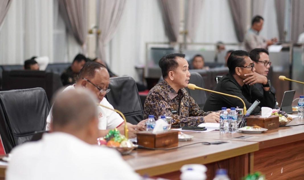 Pj Gubernur Sumut Dr Agus Fatoni memimpin Rakor percepatan persiapan pelaksanaan PON XXI Aceh-Sumut di Aula Tengku Rizal Nurdin Jalan Sudirman Medan, Kamis (27/6/2024) malam. (Dok/Kominfo Sumut)