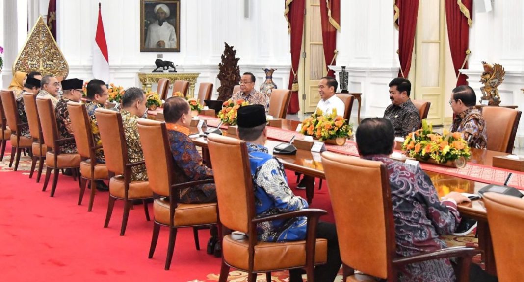 Presiden Republik Indonesia Ir H Joko Widodo Jokowi menerima pimpinan MPR RI di Istana Merdeka, Jakarta.