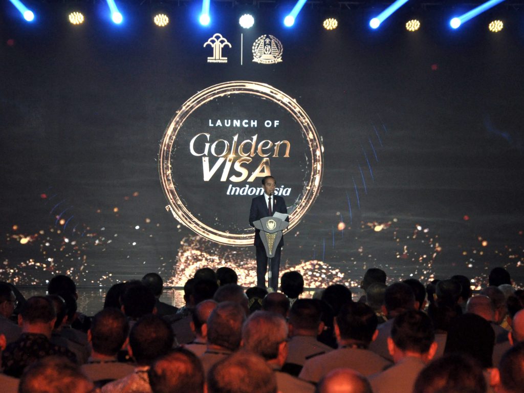 Presiden Jokowi memberikan sambutan pada acara peluncuran Golden Visa Indonesia di Grand Ballroom, The Ritz-Carlton, Jakarta, Kamis (25/7/2024).