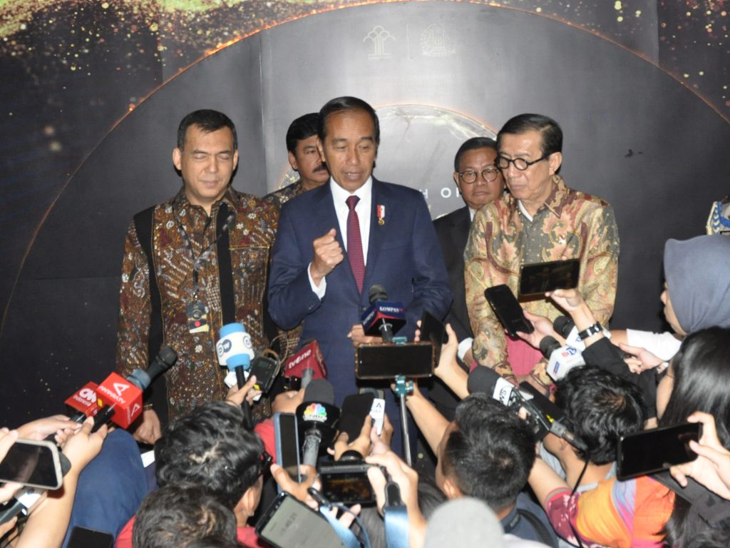 Presiden Jokowi didampingi Seskab Pramono Anung, Memberikan Keterangan Pers Usai Peluncuran Golden Visa Indonesia, di Grand Ballroom, The Ritz-Carlton, Jakarta, Kamis (25/7/2024).