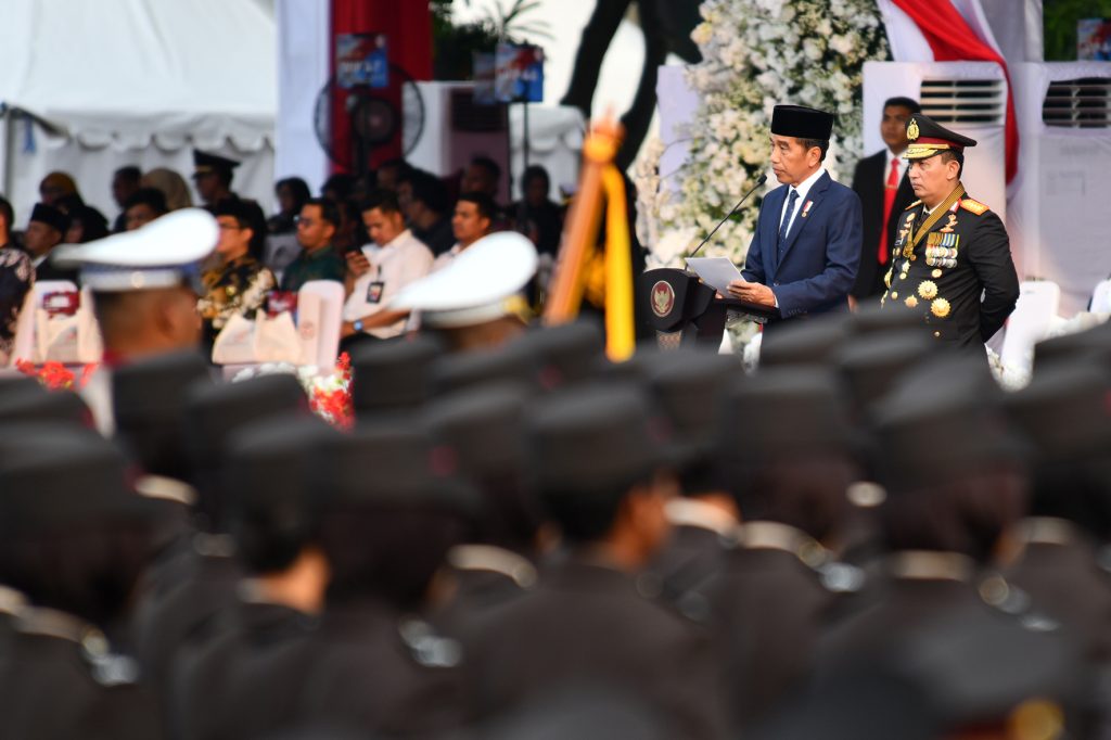 Presiden Jokowi dalam amanatnya saat menjadi inspektur upacara pada Upacara Peringatan Hari Bhayangkara ke-78 Tahun 2024 di Pelataran Merdeka Monumen Nasional Jakarta, Senin (1/7/2024). (Dok/Humas Polri)