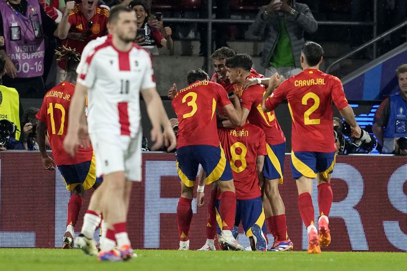 Skuad Spanyol merayakan gol Fabian Ruiz ke gawang Georgia di babak 16 besar Euro 2024 di Rhein Energie Stadion, Senin (1/7/2024).