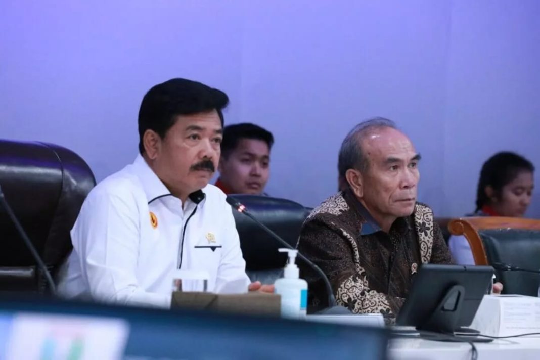 Menko Polhukam RI Marsekal TNI (Purn) Hadi Tjahjanto meninjau Pusat Kendali Sistem Pemantauan Siber milik BSSN di Ragunan, Jakarta, Selasa (2/7/2024). (Dok/Polhukam)