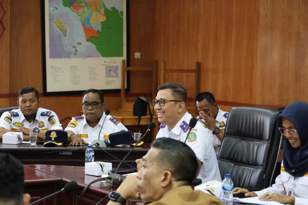 Kadishub Sumut Agustinus Panjaitan memimpin rapat simulasi dan persiapan PON 2024 Aceh-Sumut di Kantor Dishub Sumut, Jalan Imam Bonjol Medan, Senin (1/7/2024). (Dok/Dishub Sumut)