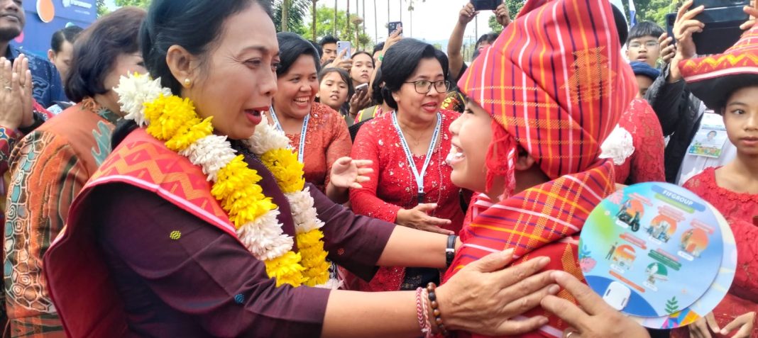 Menteri PPPA RI Bintang Puspayoga menerima kalungan bunga oleh anak KAKR saat kedatangannya di PIARA GBKP, Selasa (2/7/2024).