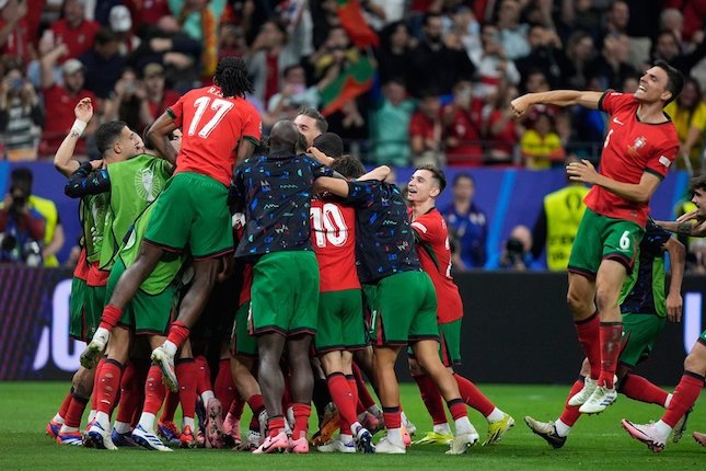 Selebrasi skuad Portugal usai menyingkirkan Slovenia di babak 16 besar Eropa 2024, Selasa (2/7/2024).