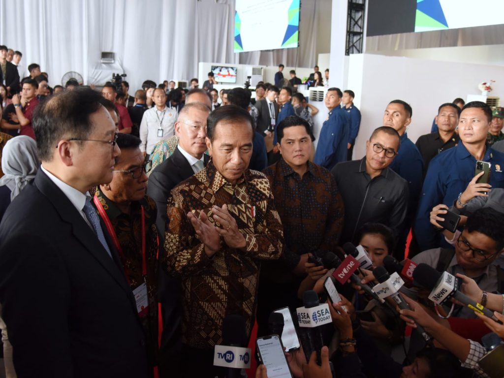 Presiden Jokowi memberikan keterangan pers usai melakukan Peresmian Ekosistem Baterai dan Kendaraan Listrik Korea Selatan di, Kabupaten Karawang, Provinsi Jawa Barat, Rabu, (3/7/2024). (Dok/Humas Setkab)