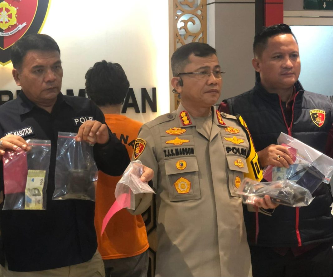 Kapolrestabes Medan Kombes Pol Teddy John Marbun menunjukkan barang bukti yang disita dari para pelaku judi online dan konvensional di Mapolrestabes Medan, Rabu (3/7/2024). (Dok/Polrestabes Medan)