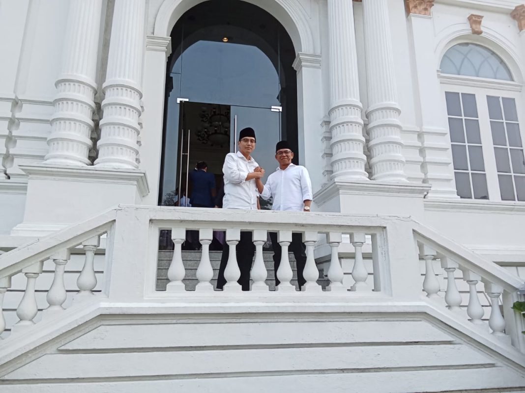 Balon Wali Kota Medan Rico Waas dan Balon Wakil Wali Kota Medan Zakiuddin Harahap foto bersama di depan Gedung Balaikota lama/Aston Hotel Medan, Rabu (3/7/2024).