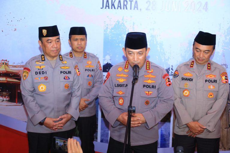 Kapolri Jenderal Polisi Listyo Sigit Prabowo didampingi lainnya saat memberikan keterangan kepada wartawan. (Dok/Humas Polri)