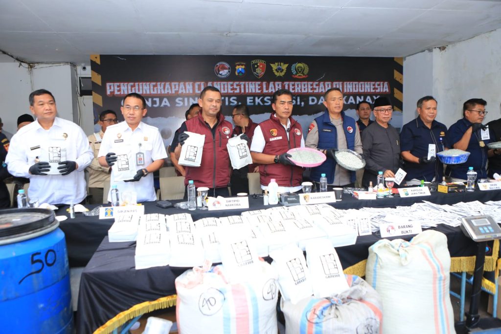 Kabareskrim Polri Komjen Pol Wahyu Widada didampingi Kapolda Jawa Timur Irjen Pol Imam Sugianto dan lainnya dalam konferensi pers di Malang, Rabu (3/7/2024). (Dok/Humas Polri)