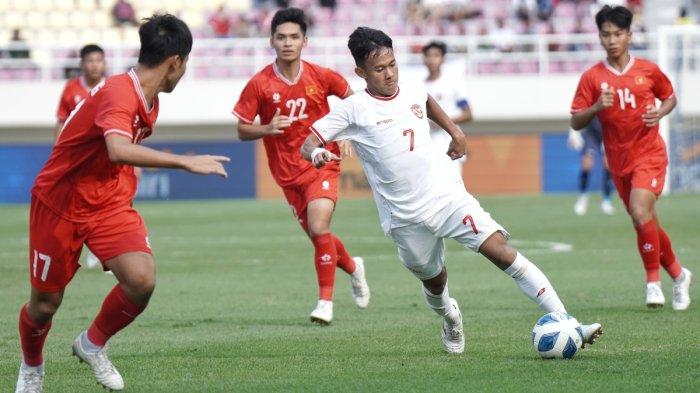 Pesepak bola Timnas Indonesia, Muhammad Zahaby Gholy (tengah) menggiring bola dalam pertandingan Timnas Indonesia vs Vietnam pada ajang ASEAN U-16 (Piala AFF) Boys Championship 2024 di Stadion Manahan, Solo, Rabu (3/7/2024) sore WIB.