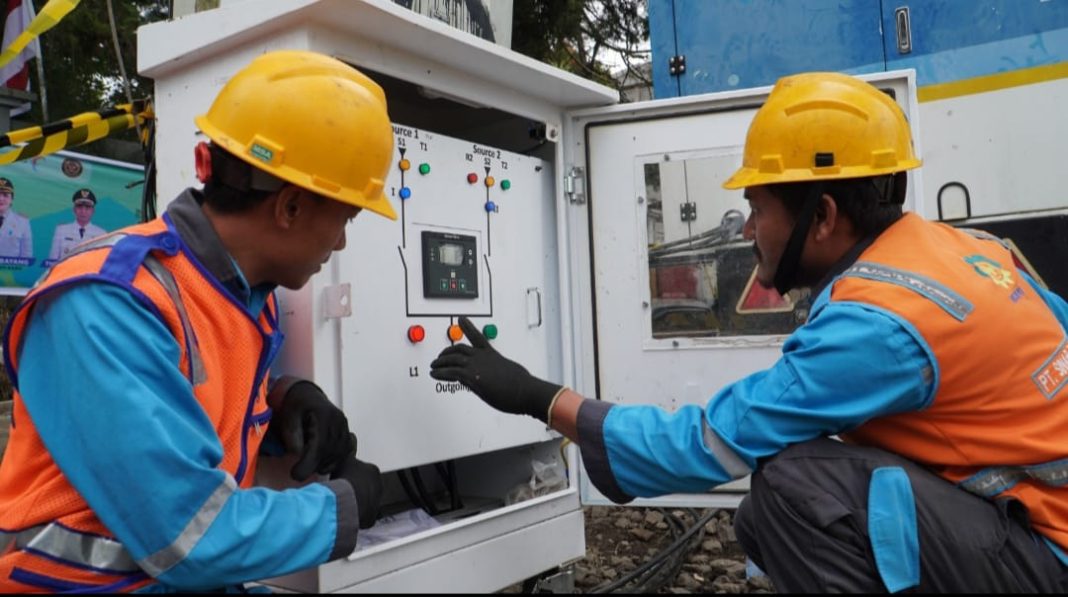 Petugas PLN memastikan pemasangan Automatic Change Over Switch (ACOS) tegangan rendah berfungsi dengan baik dalam menyukseskan Festival Buah dan Bunga di Kabupaten Karo, Provinsi Sumut, Rabu (3/4/2024).