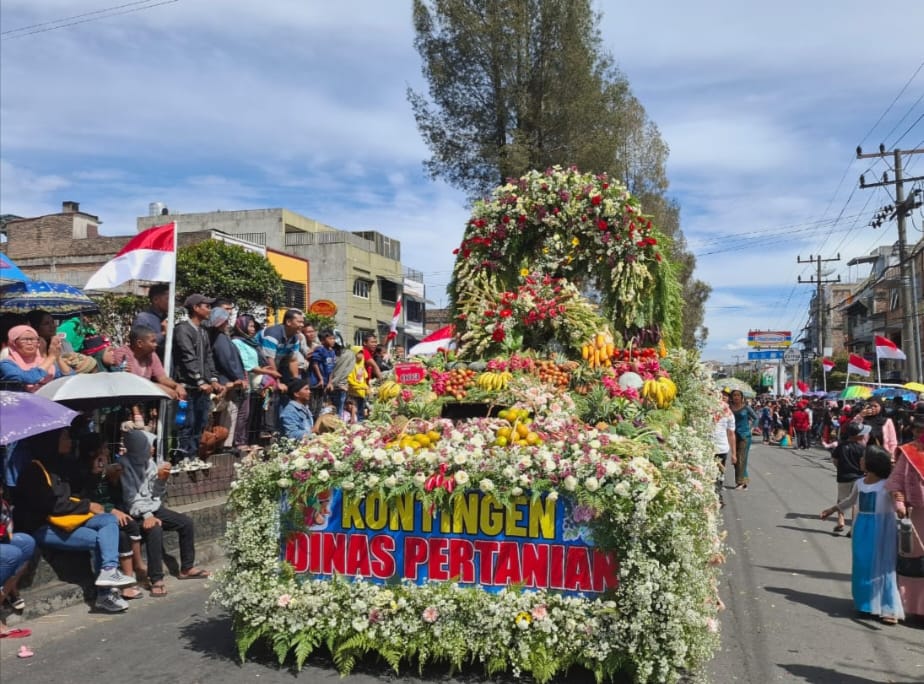 Salah satu Kontingen pawai mobil hias pada Pesta Bunga dan Buah di Berastagi, Kamis (4/7/2024).