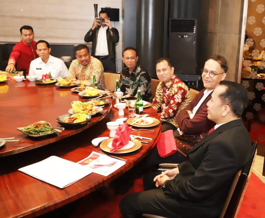 Pj Gubernur Sumut Agus Fatoni mengikuti rapat dengan Kemenko Marves dan PT Aviasi dan Pariwisata Indonesia, di Hotel JW Marriot, Jalan Putri Hijau Medan, Rabu (3/7/2024). (Dok/Kominfo Sumut)