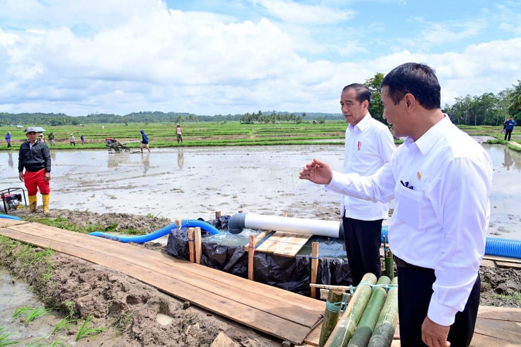 Presiden Jokowi meninjau langsung pelaksanaan pemberian bantuan 300 unit pompa untuk pengairan sawah dan pertanian (pompanisasi) di Desa Jaling, Kabupaten Bone, Sulawesi Selatan, Kamis (4/7/2024). (Dok/BPMI Setpres)