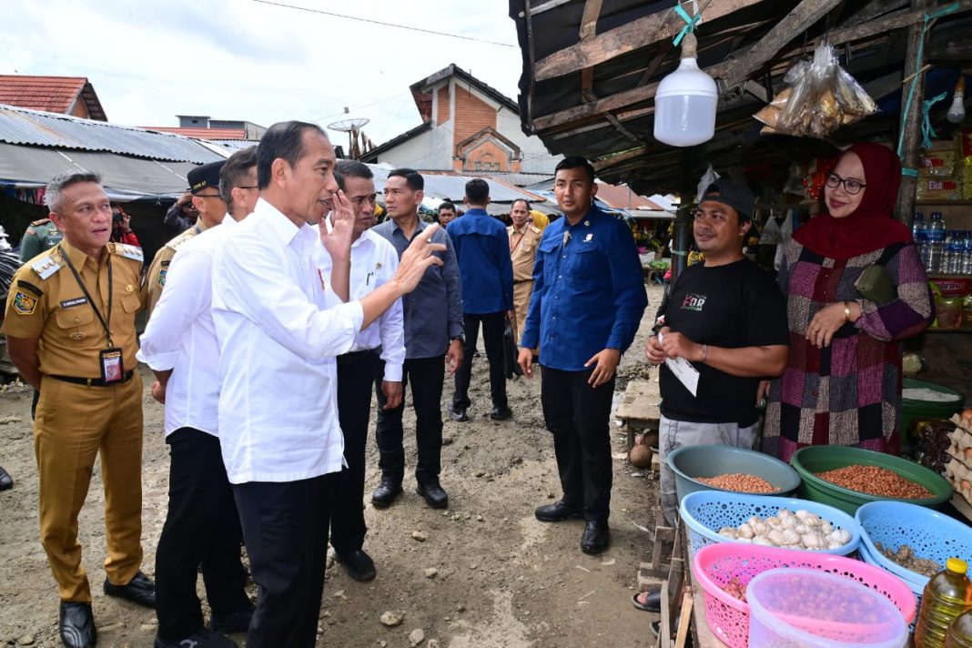 Presiden Jokowi melakukan kunjungan ke Pasar Sentral Palakka, Kabupaten Bone, Sulawesi Selatan, Kamis (4/6/2024). (Dok/BPMI Setpres)