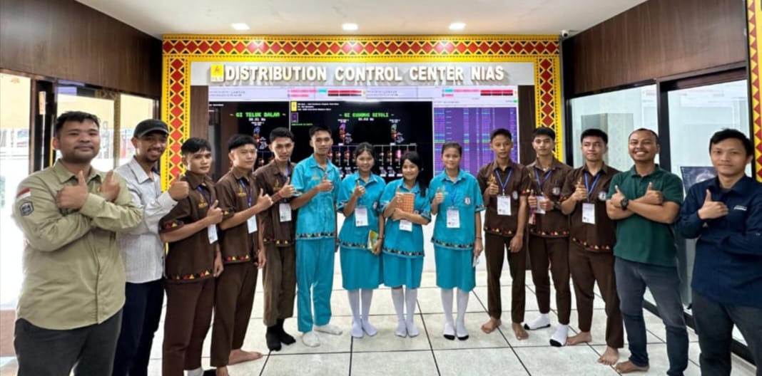 Siswa SMKS BNKP Gunungsitoli foto bersama di Distribution Control Center (DCC) PLN UP3 Nias , Kamis (4/7/2024).