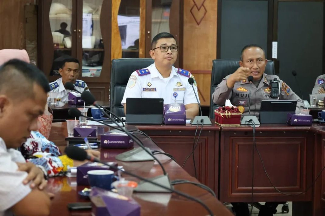 Kadishub Sumut Agustinus Panjaitan bersama Direktur Lalu Lintas Polda Sumut Kombes Muji Ediyanto memimpin Rakor Evaluasi Penertiban Tim Terpadu di Ruang Rapat Kantor Dishub Sumut, Jalan Imam Bonjol Medan, Kamis (4/7/2024). (Dok/Dishub Sumut)