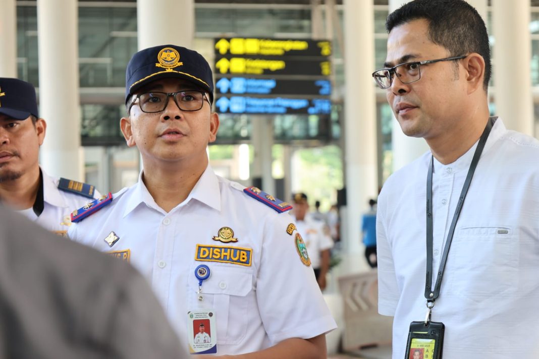 Kadishub Sumut Agustinus Panjaitan memberikan arahan saat simulasi penjemputan atlet, official dan kontingen untuk PON 2024 di Bandara Internasional Kualanamu, Deliserdang, Jumat (5/7/2024). (Dok/Dishub Sumut)