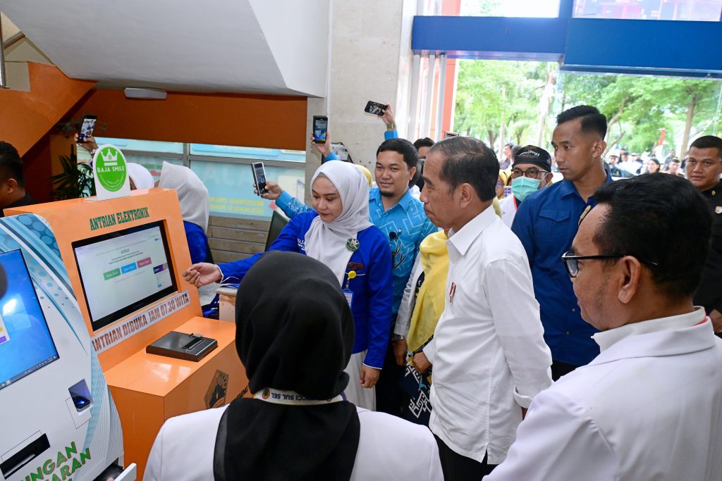 Presiden Jokowi mengunjungi RSUD Prof Dr HM Anwar Makkatutu, Kabupaten Bantaeng, Sulawesi Selatan, Jumat (5/7/2024). (Dok/BPMI Setpres)