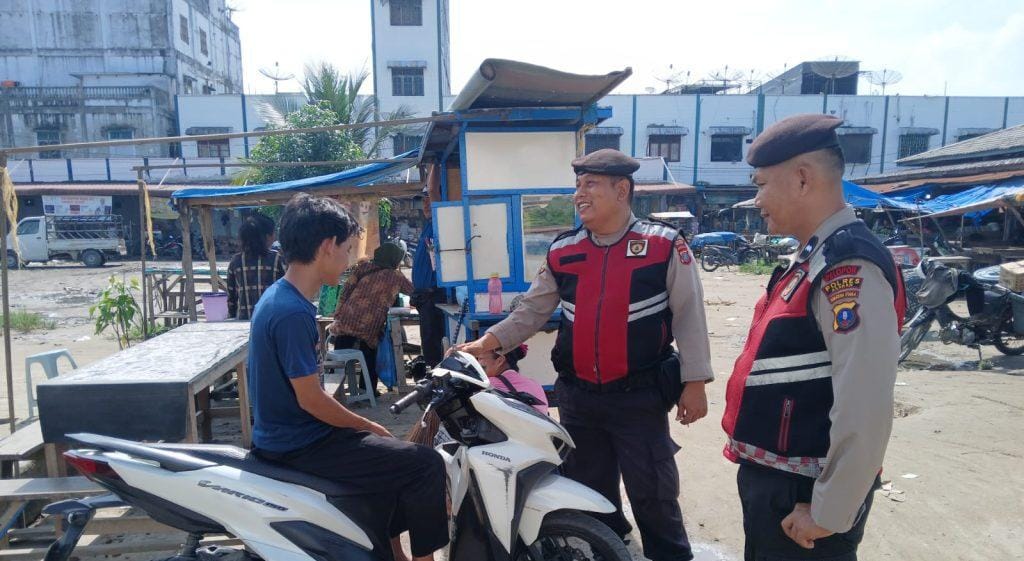 Personel Sat samapta Polres Asahan melaksanakan patroli dialogis sekaligus cooling system jelang pilkada 2024 ke Bank BRI Cabang Stabat, seputaran Kota Kisaran, Sabtu (6/7/2024). (Dok/Humas Polri)