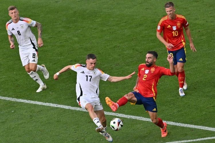 Florian Wirtz berduel dengan Dani Carvajal pada laga perempat final Eropa 2024 antara Spanyol melawan Jerman di Stuttgart Arena, Jumat (5/7/2024).