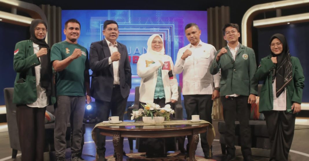 Kadisnaker Sumut Ismail P Sinaga, Kabid Informasi Komunikasi Publik Diskominfo Sumut Harvina Zuhra dan lainnya diabadikan usai Dialog Publik tentang persiapan menjelang pelaksanaan PON XXI Aceh-Sumut terkait Rekrutmen Volunteer dan Pemasaran serta Promosi di Stasiun TVRI, Jalan Putri Hijau Medan, Jumat (5/7/2024). (Dok/Kominfo Sumut)
