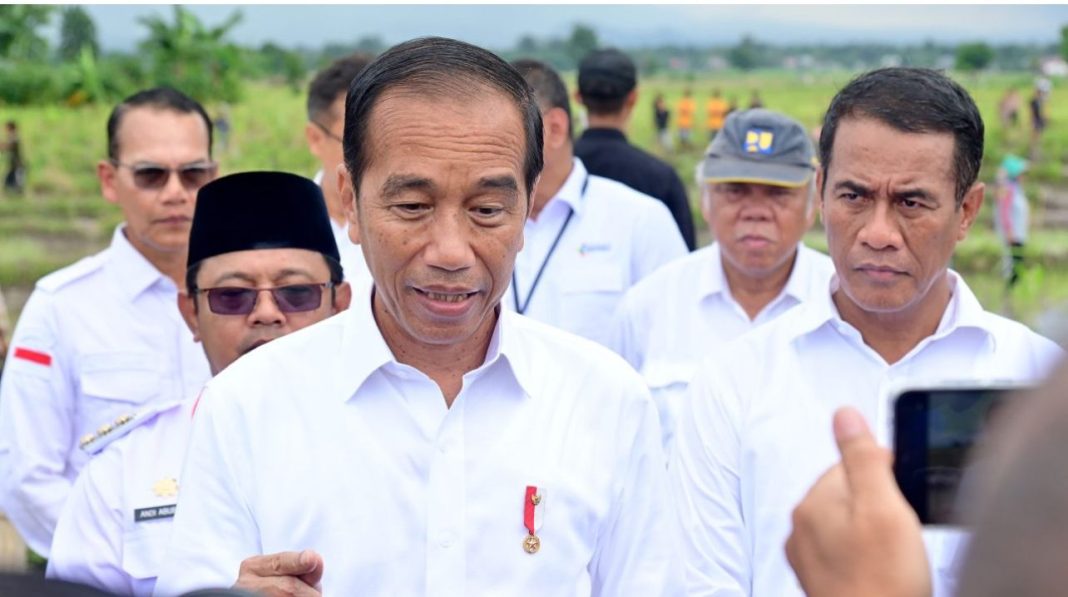 Presiden Jokowi usai meninjau program pompanisasi di Desa Layoa.