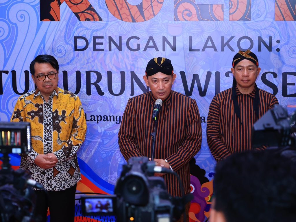 Kapolri Jenderal Pol Listyo Sigit Prabowo di sela-sela pertunjukan wayang kulit dalam rangka HUT Ke-78 Bhayangkara di Lapangan Bhayangkara, Jakarta, Jumat (5/7/2024) malam. (Dok/Humas Polri)