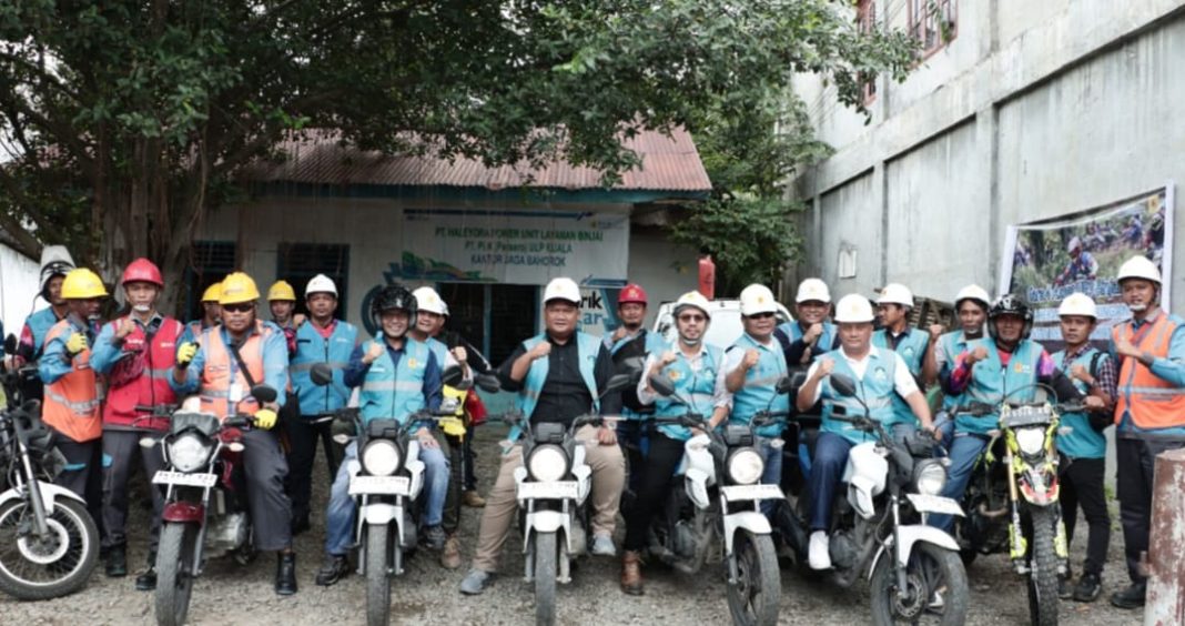 Manager PLN UP3 Binjai Darwin Simanjuntak (sepeda motor kedua dari kiri) foto bersama dengan Manager PLN ULP Kuala Maulana Bil Qisthi Harahap, Assistant Manager Keuangan dan Umum, Arwadi Halomoan Pakpahan, Assistant Manager Jaringan dan Konstruksi, Lensa Sembiring dan puluhan petugas pelayanan teknik, Sabtu (6/7/2024).