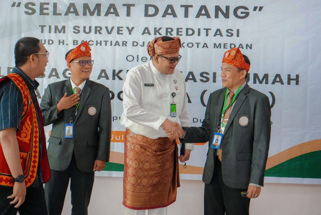 Kepala Dinas Kesehatan Medan dr Taufik Ririansyah MKM didampingi Direktur RSUD H Bachtiar Djafar dr Irliyan Saputra SpOG saat menyalami LARSI melaksanakan survei akreditasi terhadap RSUD H Bachtiar Djafar Medan, Jumat (5/7/2024). (Dok/Kominfo Medan)