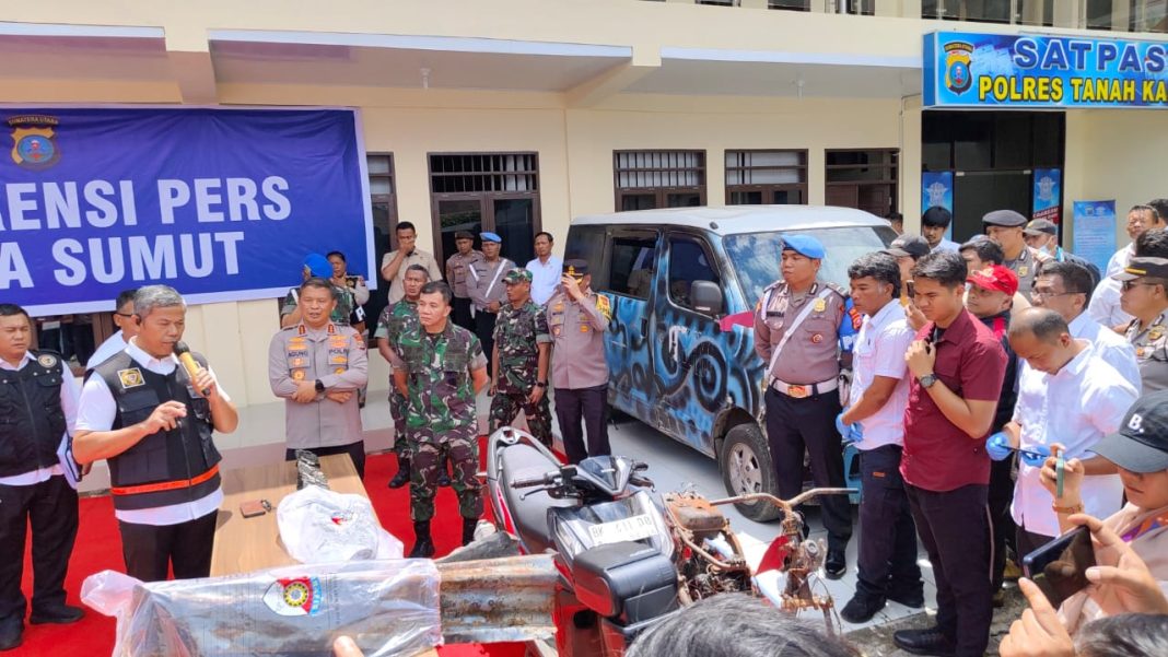 Kapolda Sumut Komjen Pol Agung Imam Setyo, didampingi Pangdam I/BB Mayjen TNI Moch Hasan, beserta jajaran Polda Sumut dan Kapolres Karo AKBP Wahyudi Rahman memberikan keterangan, Senin (8/7/2024), terkait pembakaran rumah wartawan Tribrata.tv, Sempurna Pasaribu.