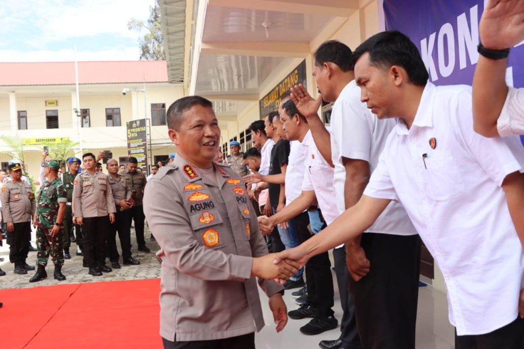 Kapolda Sumut Komjen Pol Agung Setya Efendi mengapresiasi personel Polda Sumut dan Polres Tanah Karo yang berhasil mengungkap pelaku pembakaran rumah wartawan Rico Sempurna Pasaribu, di Mapolres Tanah Karo, Senin (8/7/2024). (Dok/Humas Polres Tanah Karo)