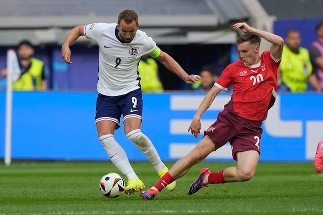 Harry Kane berduel dengan Michel Aebischer di laga Inggris vs Swiss, Eropa 2024, Sabtu (6/7/2024).