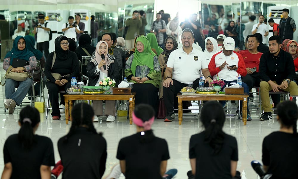 Pj Ketua TP PKK Sumut Tyas Fatoni mendukung penuh Tim Senam Kreasi Sumut mereka akan berlomba pada Kejurnas Perwosi di Kantor Dispora Sumut, Deliserdang, Sumut, Minggu (7/7/2024). (Dok/Kominfo Sumut)