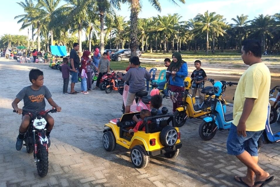 Rental mobil remote dan melukis menjadi permainan idola anak-anak yang berkunjung ke Alun-alun Sergai, Senin (8/7/2024).