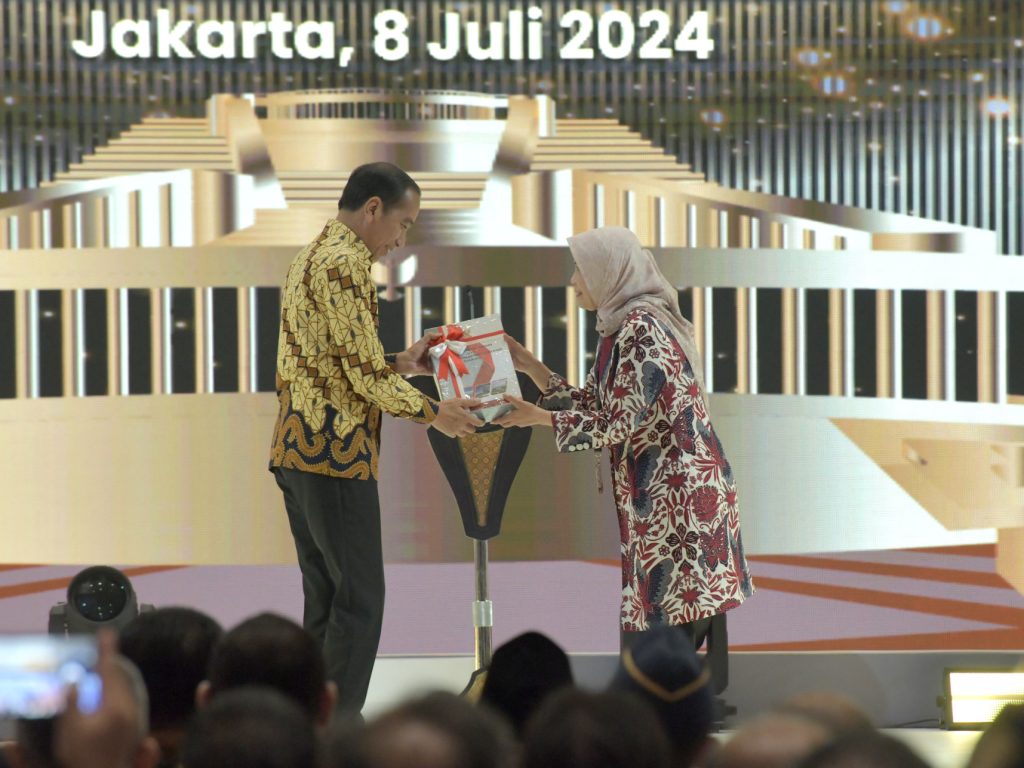 Presiden Jokowi menerima Laporan Hasil Pemeriksaan Atas LHP LKPP TA 2023 dan IHPS II Tahun 2023 di JCC, Senin (8/7/2024). (Dok/Humas Setkab)