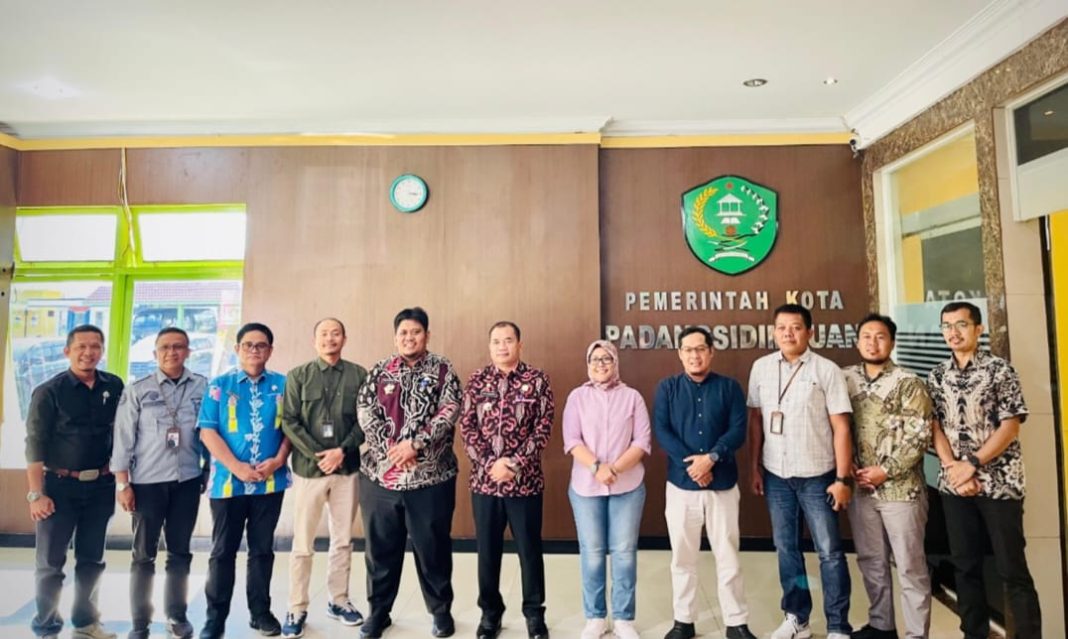 Pj Walikota Padangsidimpuan H. Timur Tumanggor (enam dari kiri) berfoto bersama Manager PLN UP3 Padangsidimpuan Yessi Indra saat audiensi di kantor Walikota, Senin (8/7/2024). (Dok/PLN)