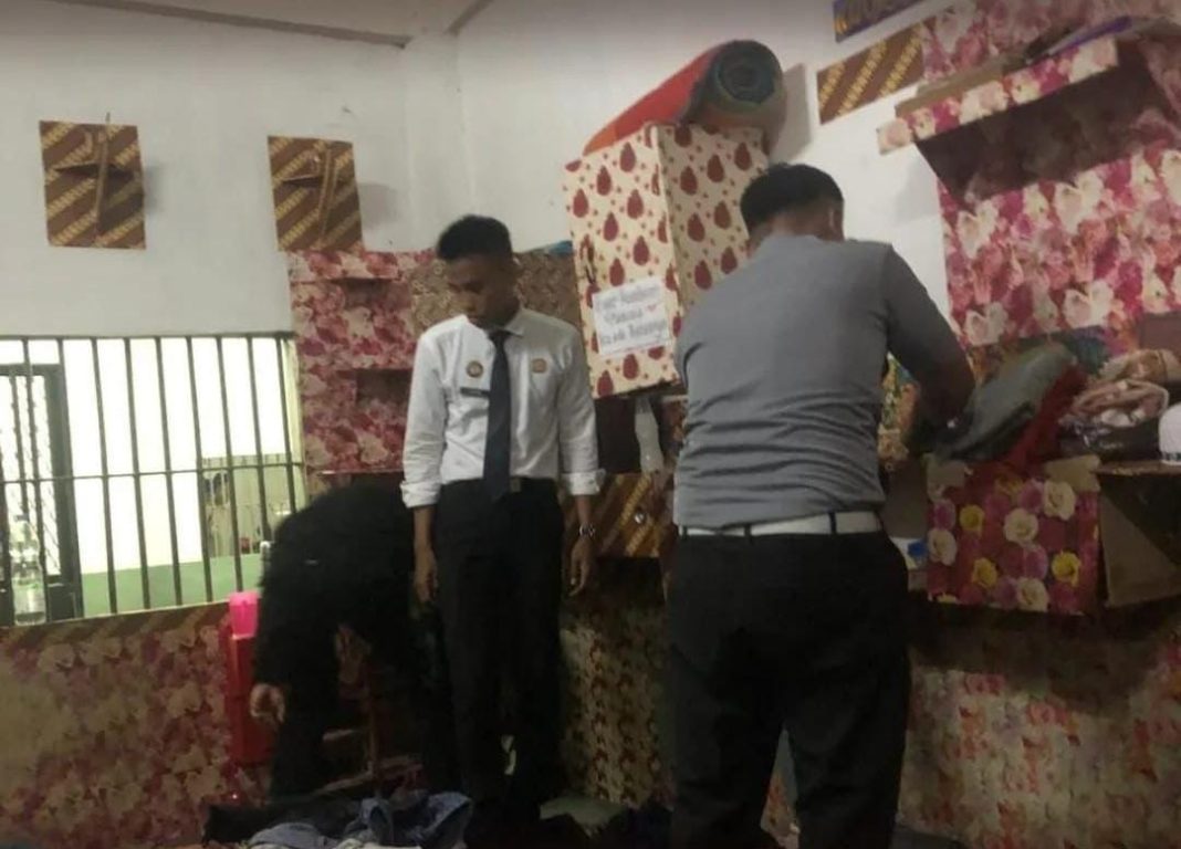 Petugas Lapas Pancurbatu melakukan pemeriksaan di kamar hunian WBP dalam rangka razia rutin, Selasa (9/7/2024). (Dok/Lapas Pancurbatu)