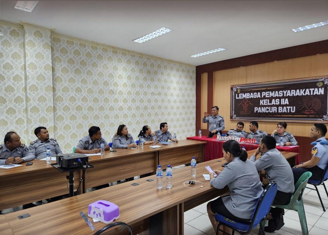 Para petugas PPK Lapas Kelas IIA Pancurbatu saat mengikuti pendampingan dan penguatan dari PK Madya Bapas Kelas I Medan, Selasa (9/7/2024). (Dok/Lapas Pancurbatu)